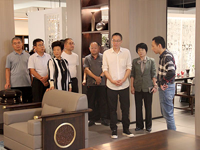 施振宇院長蒞臨木立信家具公司生產(chǎn)基地參觀工廠指導(dǎo)工作